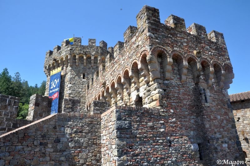 Castello Di Amorosa: каменные башни с арочными нишами под ясным небом